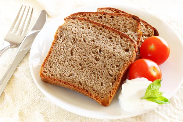 Slices of bread with spread cheese, decorated with a cherry tomatoes — Stock Photo, Image