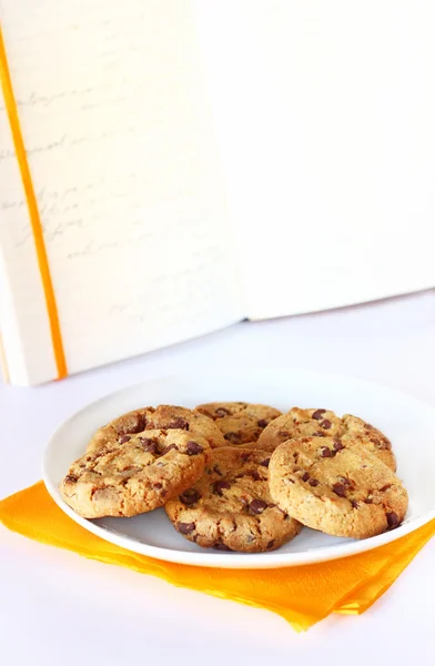 Chocolat chip cookie en recept notebook op achtergrond met kopie ruimte — Stockfoto
