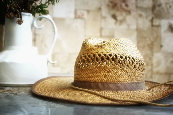 Chapéu de palha na mesa de jardim — Fotografia de Stock