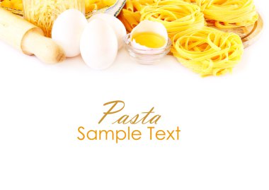 makarna, yumurta ve ahşap beyaz zemin üzerine izole oklava