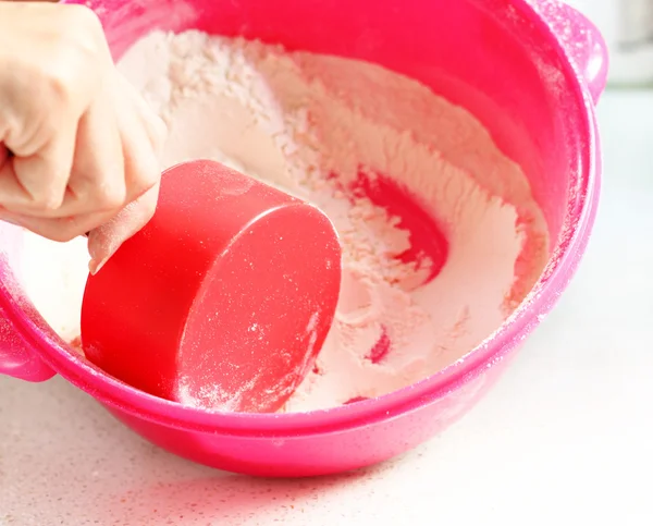 Harina en un bol de plástico rosa — Foto de Stock