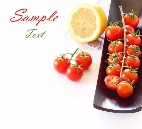 Tomates frescos y limón —  Fotos de Stock