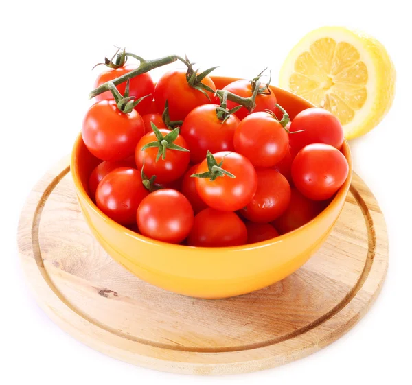 Tomates e limão isolados sobre fundo branco — Fotografia de Stock