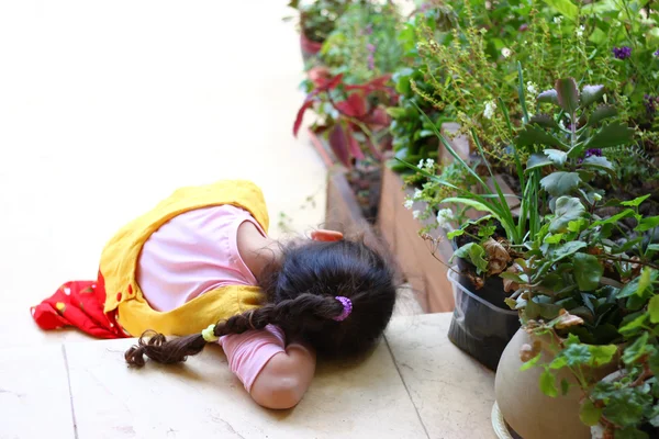 Lilla flickan i klänning utanför vila och avkoppling — Stockfoto