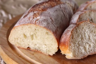 lezzetli ekmek ahşap masanın üzerine dilimlenmiş