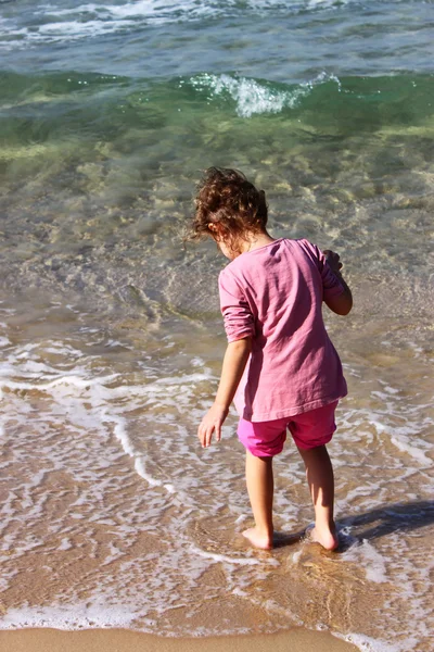 Menina brincando no mar — Fotografia de Stock