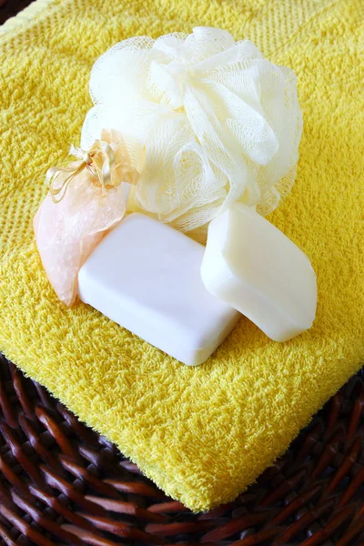Jabón y esponja en la toalla — Foto de Stock