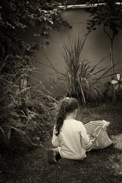 Κοριτσάκι που παίζει σε κήπο μαύρο και άσπρο — Φωτογραφία Αρχείου