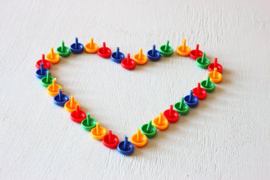 çok renkli iğne yapılan kalp