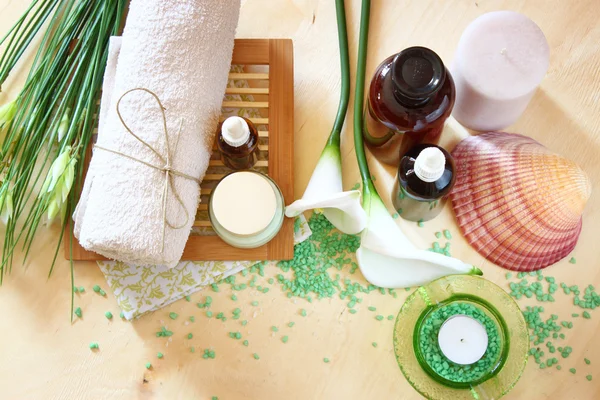 Spa och wellness miljö med naturlig tvål, ljus och handduk — Stockfoto