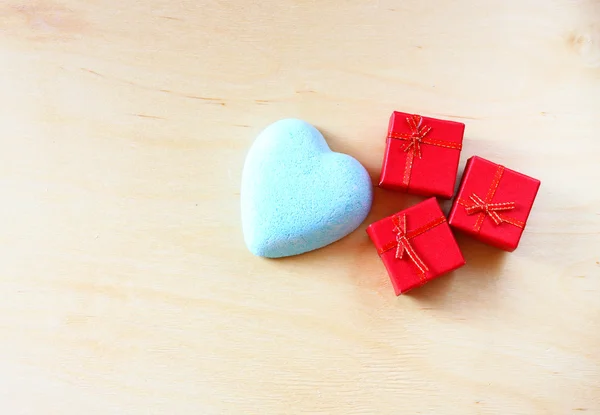 Caja de regalo roja y forma de corazón — Foto de Stock