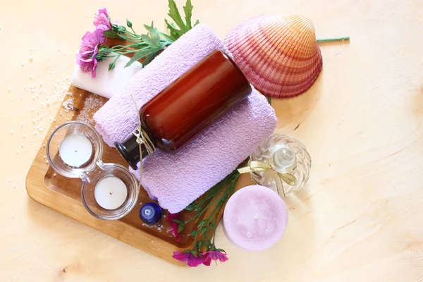 Spa och wellness miljö med naturlig tvål, ljus och handduk — Stockfoto