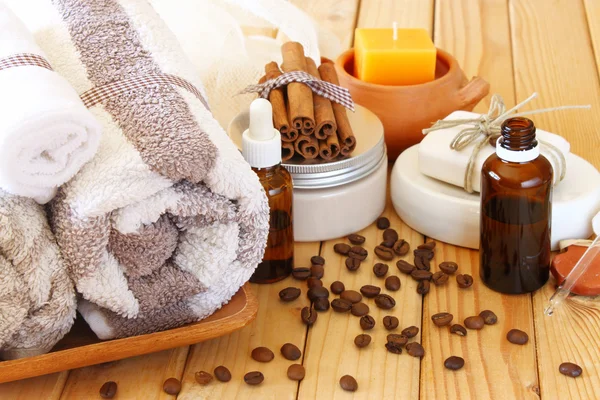 Spa and wellness setting with natural bath salt, candles and towel. — Stock Photo, Image