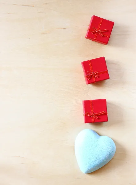 Boîte cadeau rouge et forme de coeur — Photo