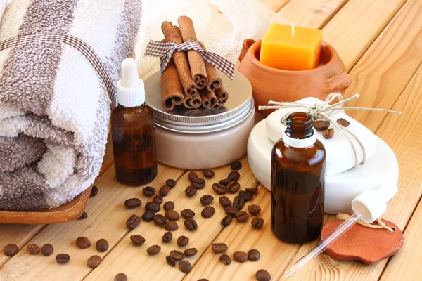 Spa and wellness setting with natural bath salt, candles and towel — Stock Photo, Image