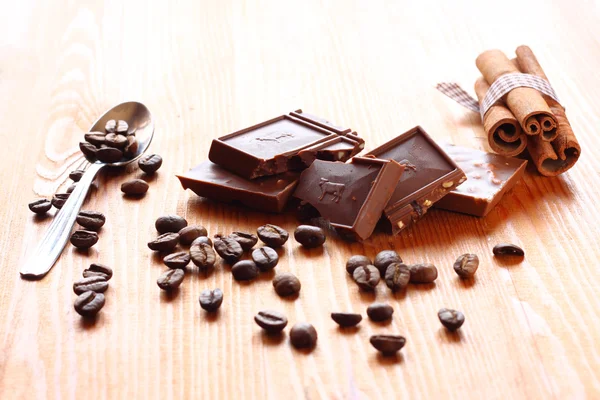 Grãos de chocolate, de canhão e de café — Fotografia de Stock