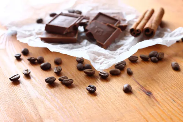 Grãos de chocolate, de canhão e de café — Fotografia de Stock