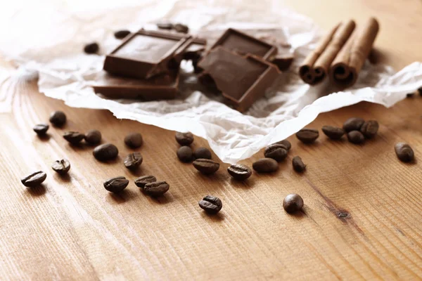 Grãos de chocolate, de canhão e de café — Fotografia de Stock