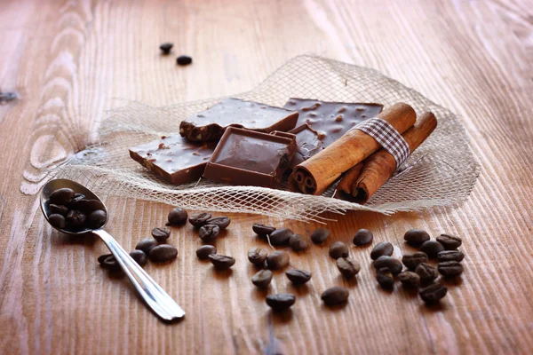 Grãos de chocolate, de canhão e de café — Fotografia de Stock