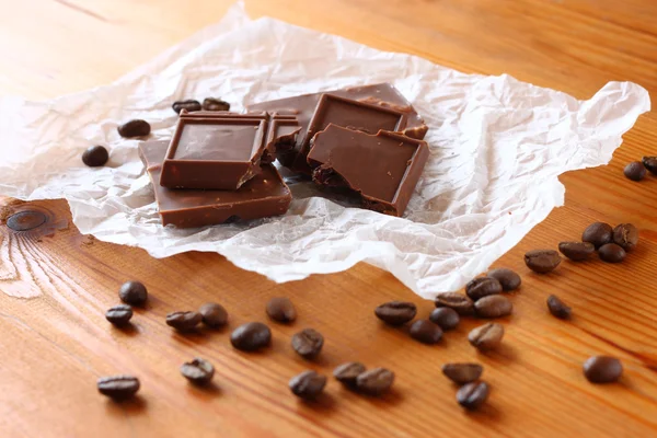 Chocolate com grãos de café. — Fotografia de Stock