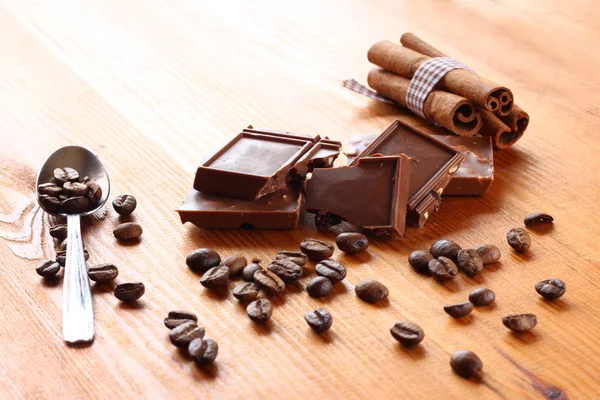 Choklad, cinamon och kaffebönor — Stockfoto