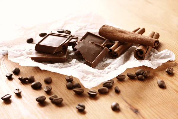 Chocolat, cannelle et grains de café — Photo