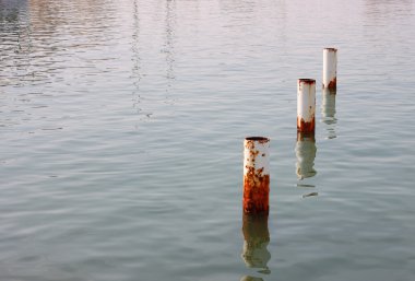 Deniz suyundaki çelik direk