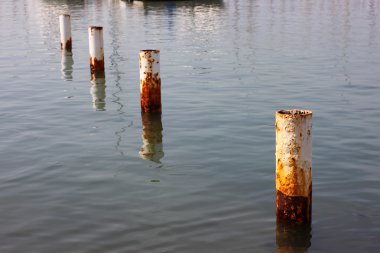 Deniz suyundaki çelik direk