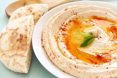 hummus dip plaka ve limon