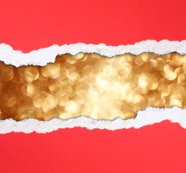 Altın bokeh ışıkları ve kırmızı yırtık kağıt — Stok fotoğraf