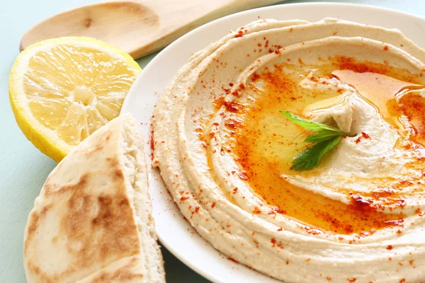 hummus dip plaka ve limon