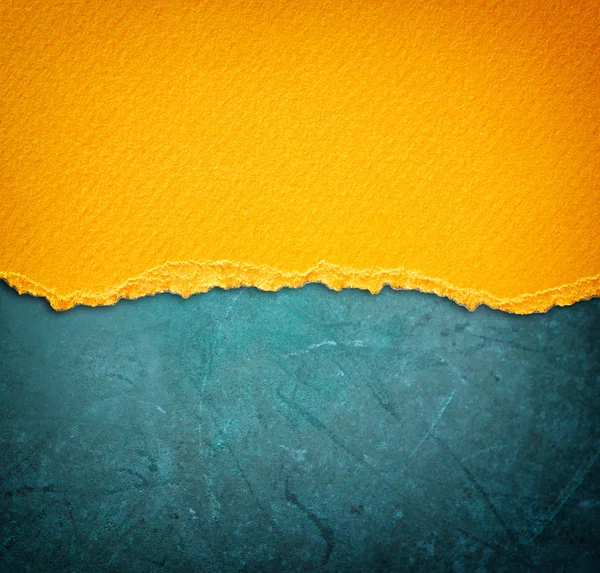 Papel rasgado amarelo sobre fundo azul — Fotografia de Stock