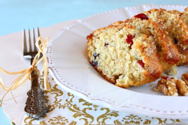 Beyaz arka planda ev yapımı pasta