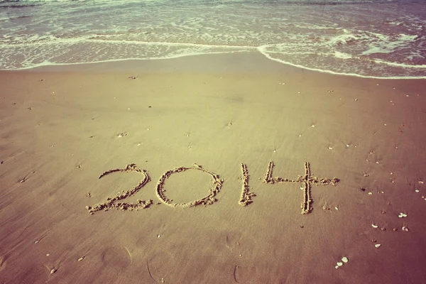 Νέο έτος 2014 είναι επόμενα έννοια γραμμένο στην άμμο της παραλίας — Φωτογραφία Αρχείου