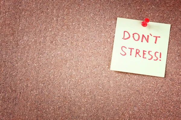 Corkboard with pinned yellow note and the phrase "dont stress" — Stock Photo, Image