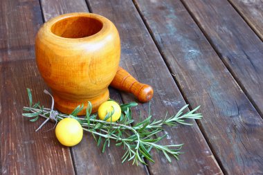 taze biberiye ve sage otlar