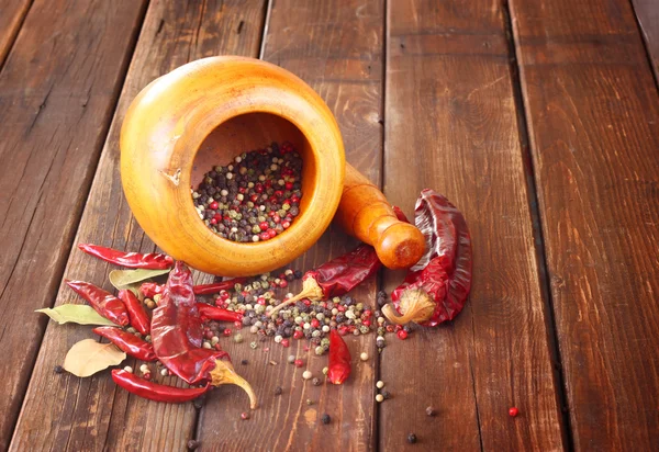 Миномет и пестик с красным острым перцем и лавровым листом — стоковое фото