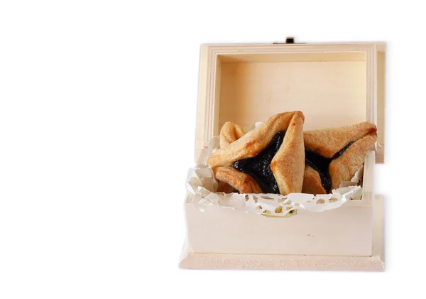 Hamantaschen печенье или hamans уши для празднования Пурим в деревянной коробке изолированы — стоковое фото
