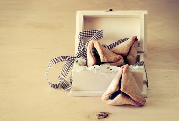 Hamantaschen cookies eller hamans öra för purim fest i trälåda. Vintage effekt. — Stockfoto