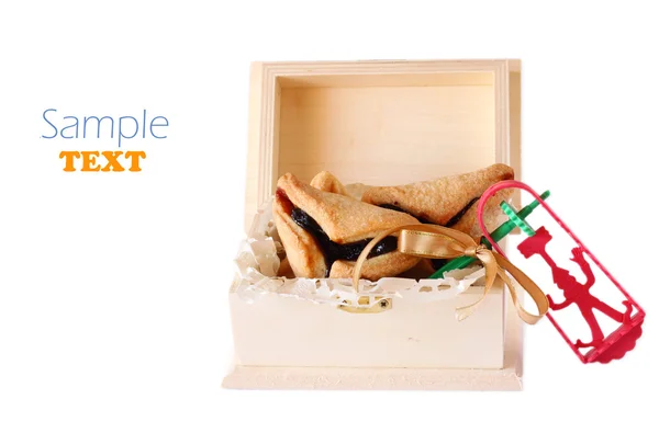 Hamantaschen galletas o hamanes orejas y Ruidoso para la celebración de Purim. aislado — Foto de Stock