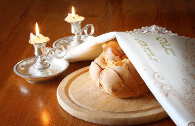 Sabbath görüntü. Challah ekmek ve tabii ahşap tablo