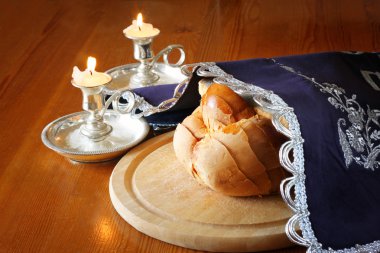 Sabbath görüntü. Challah ekmek ve tabii ahşap tablo