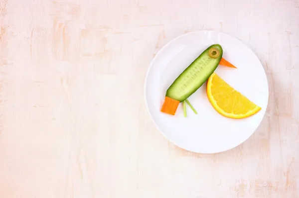 Vogel gemaakt van groenten en fruit. creatief ontwerp ter bevordering van kinderen te eten van groenten en fruit — Stockfoto