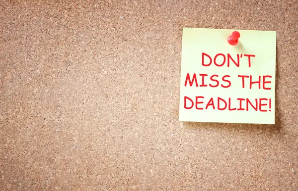 Sticky note with the phrase dont miss the deadline — Stock Photo, Image