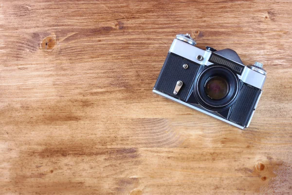 顶视图的旧的老式相机和木制的棕色背景图片. — 图库照片