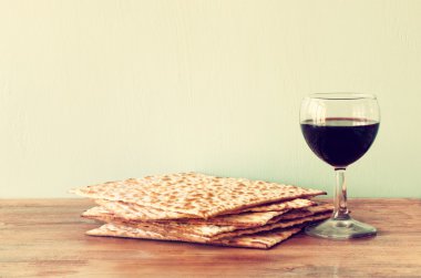 Fısıh arka plan. şarap ve ahşap arka plan üzerinde matzoh (Yahudi Fısıh ekmek).