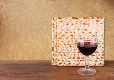 Fısıh arka plan. şarap ve ahşap arka plan üzerinde matzoh (Yahudi Fısıh ekmek). Vintage etkisi süreci.