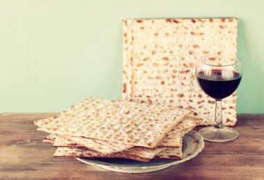 Fısıh arka plan. şarap ve ahşap arka plan üzerinde matzoh (Yahudi Fısıh ekmek).