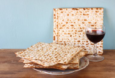 Fısıh arka plan. şarap ve ahşap arka plan üzerinde matzoh (Yahudi Fısıh ekmek).