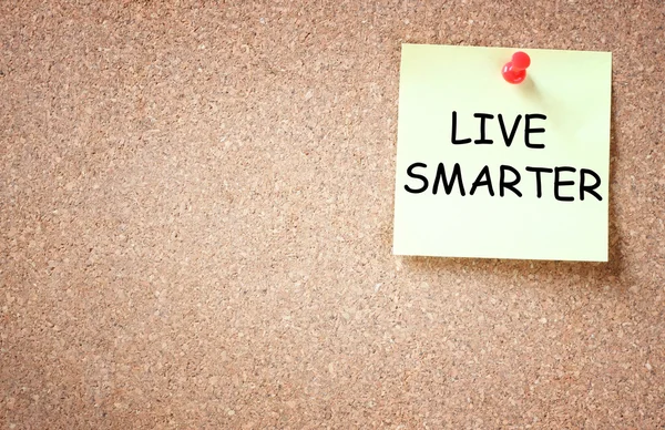 Live smarter concept. memo note pinned to corkboard with room for text. — Stock Photo, Image